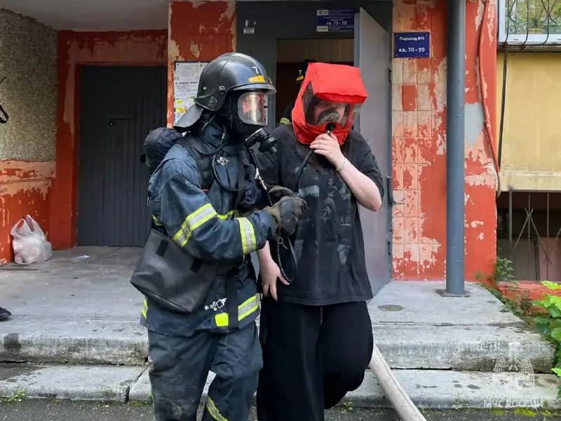Восемь человек спасли из задымлённого подъезда в Челябинске