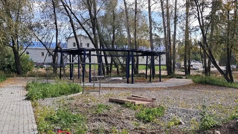 В Кыштыме благоустраивают набережную с новым пешеходным мостом