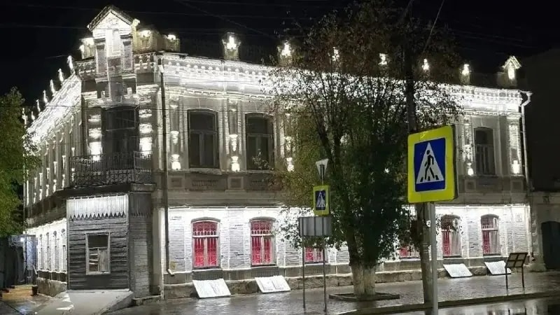 В Троицке установили бронзового верблюда и включили подсветку музея