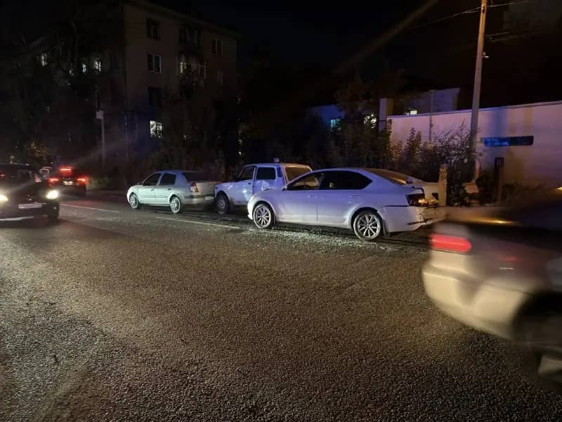 В Челябинске столкнулись четыре автомобиля, пострадал водитель