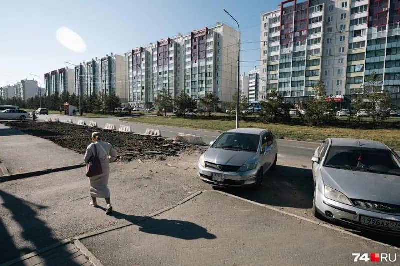 Жители поселка Западный выступили против сноса парковок на Изумрудной