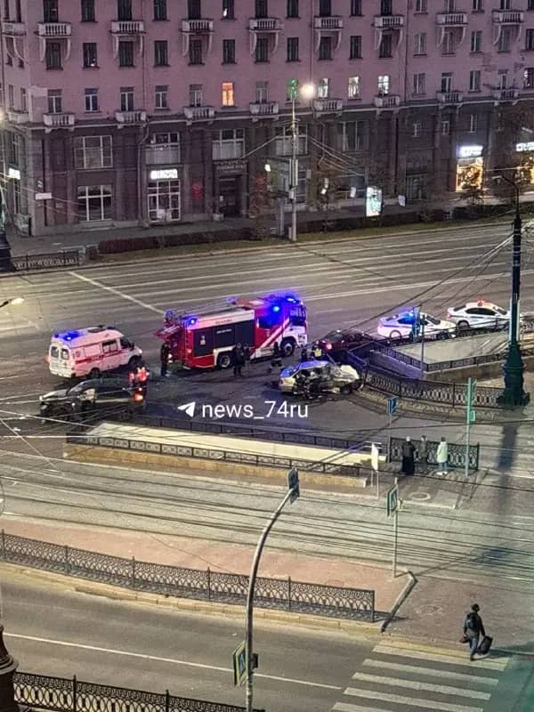 Автомобиль врезался в чугунный забор на площади Революции