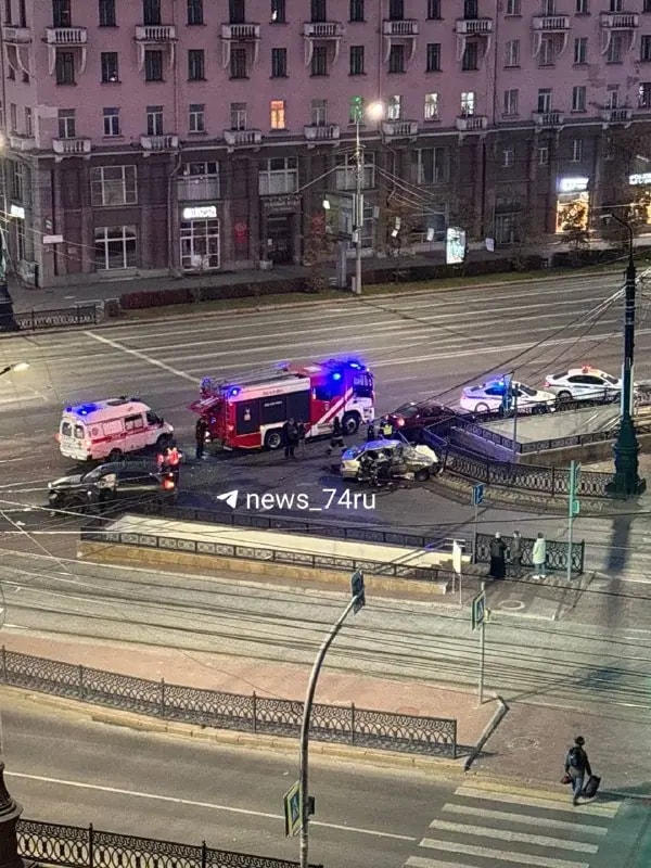Автомобиль врезался в чугунный забор на площади Революции