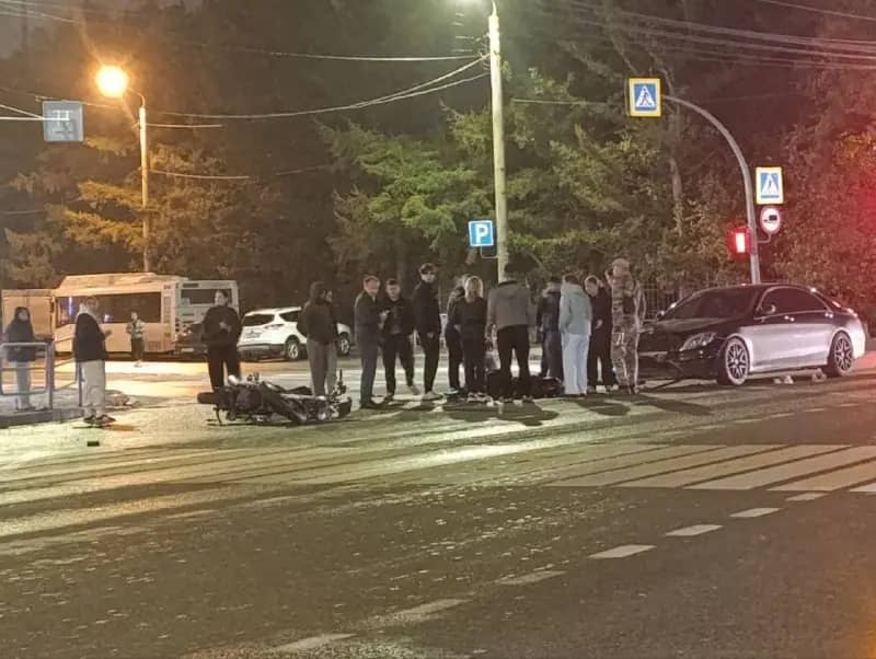 Мотоциклист и автомобиль столкнулись на Худякова в Челябинске