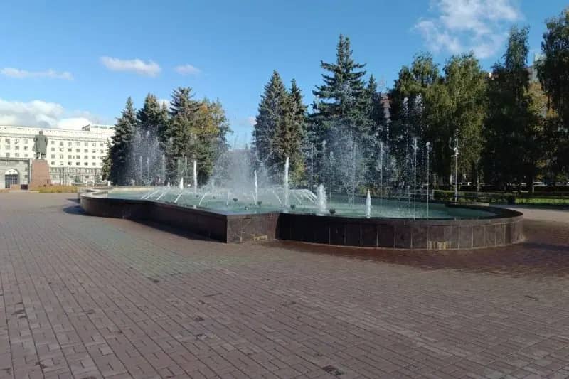 В Челябинске начали консервировать фонтаны на зиму