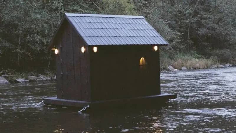 Инсталляция «Дом на воде» появилась у старейшей ГЭС в Челябинской области