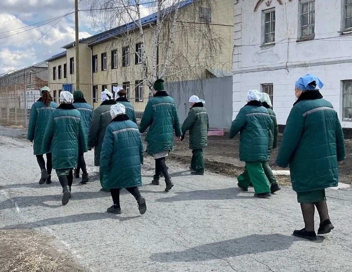 Жительницу Челябинской области осудили на 4 года за насилие и вымогательство