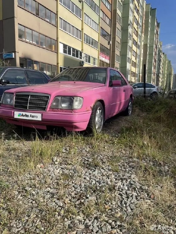 В Челябинске продают розовый Mercedes-Benz за 265 тысяч рублей