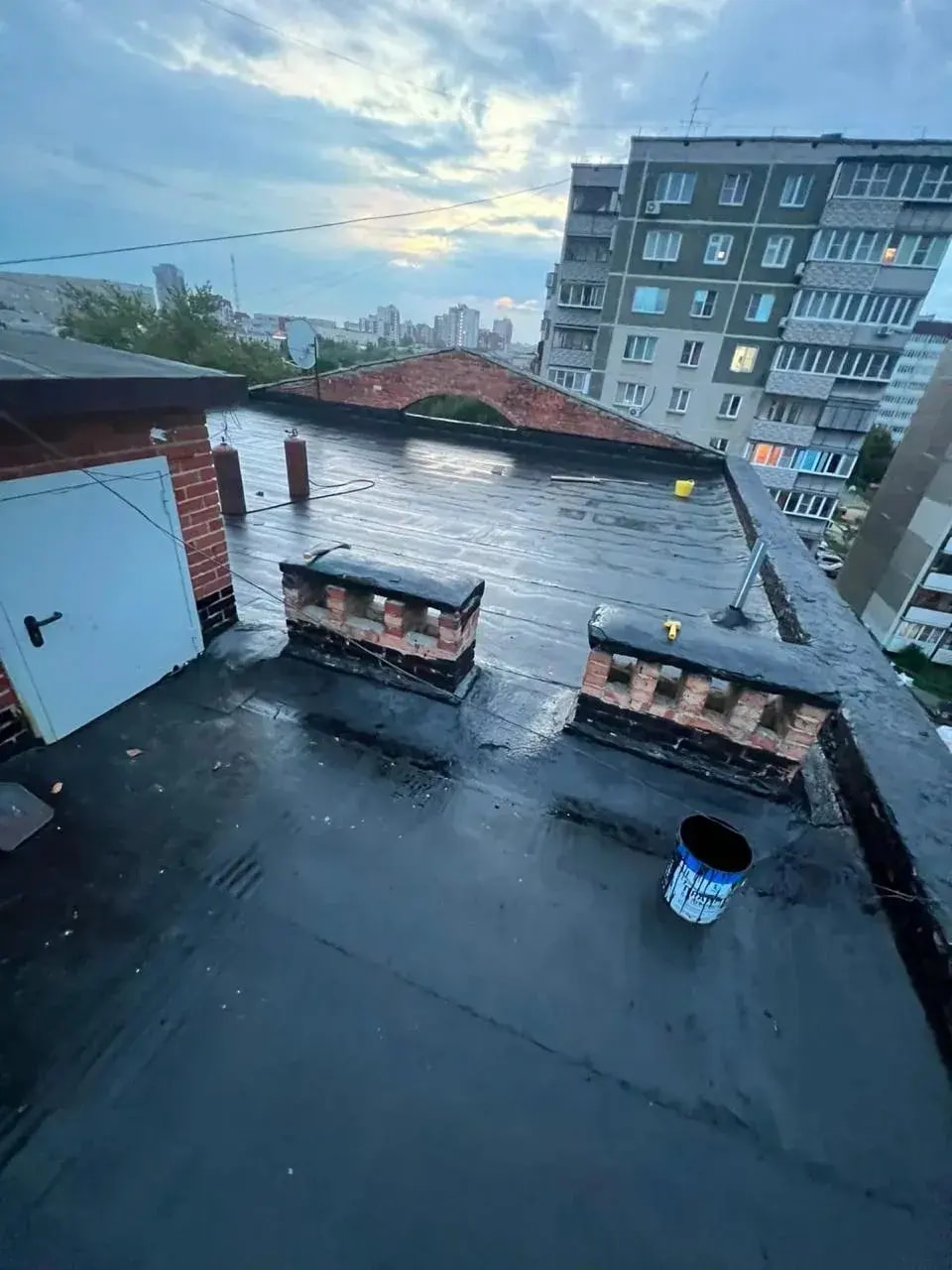Прокуратура Челябинска выявила нарушения при ремонте кровли дома на Доватора