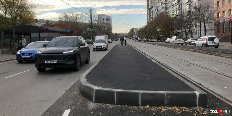 В Челябинске на Свердловском проспекте появились трамвайные остановки на проезжей части