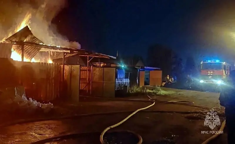 Семья спаслась при пожаре в частном секторе Челябинска