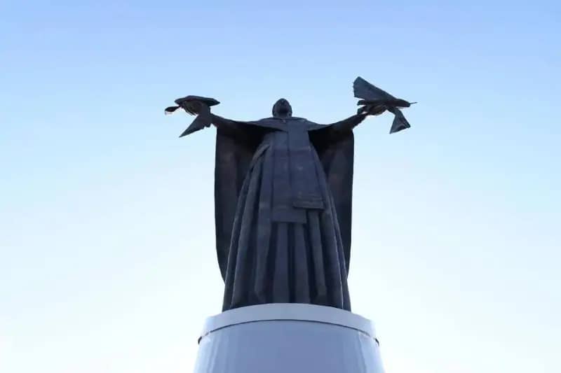 В Сатке открыли 10-метровую скульптуру Николая Чудотворца