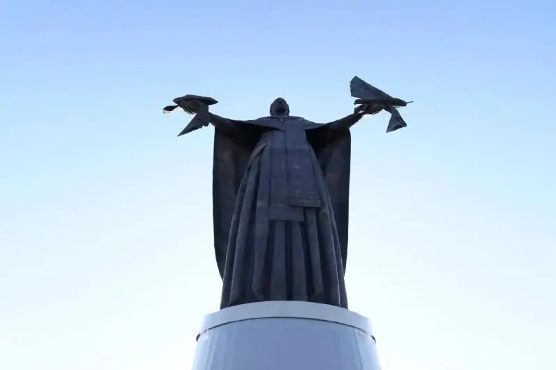 В Сатке открыли 10-метровую скульптуру Николая Чудотворца