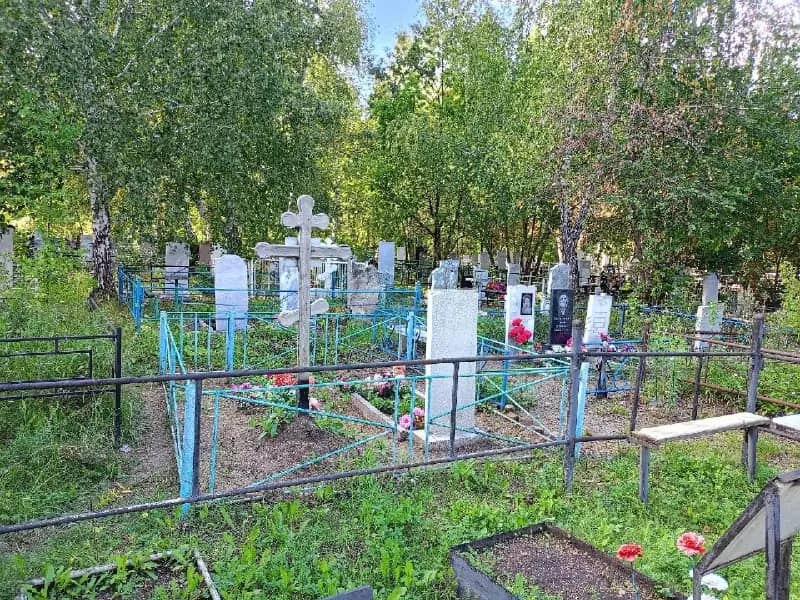 В Коелге задержали четверых подростков за повреждение более 20 памятников