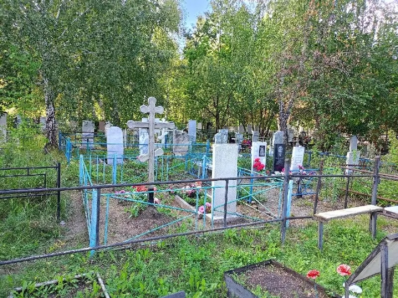 В Коелге задержали четверых подростков за повреждение более 20 памятников